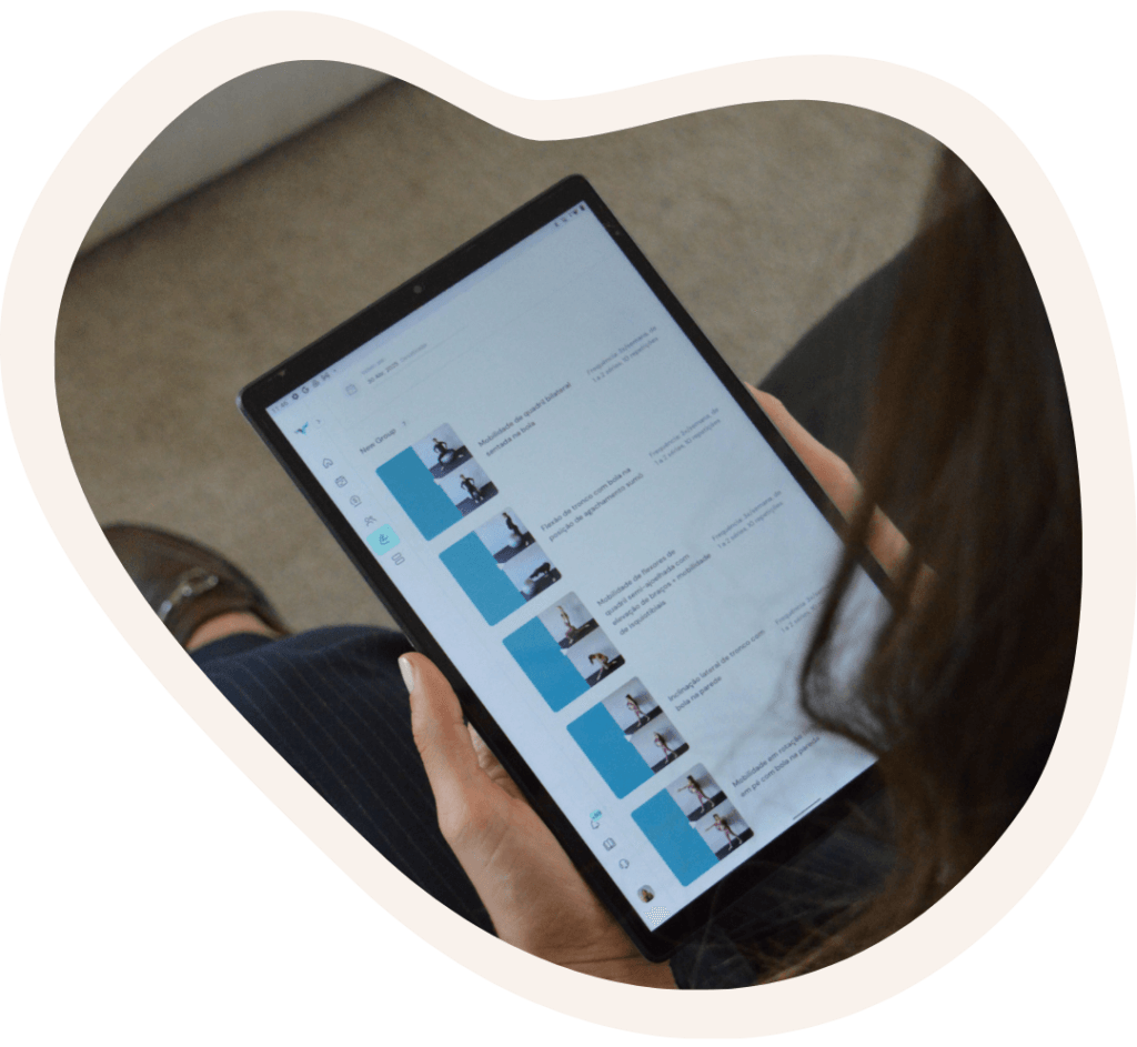 Exercícios de fisioterapia pélvica sendo acompanhados por aplicativo