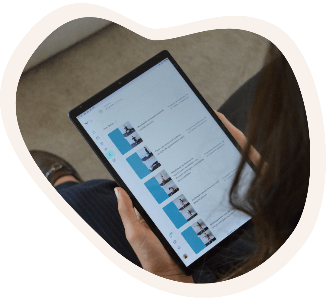 Exercícios de fisioterapia pélvica sendo acompanhados por aplicativo